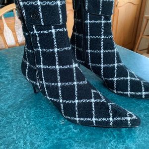 Newport News-Black & White tweed look, ankle boot